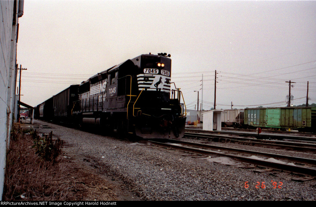 NS 7045 works the yard